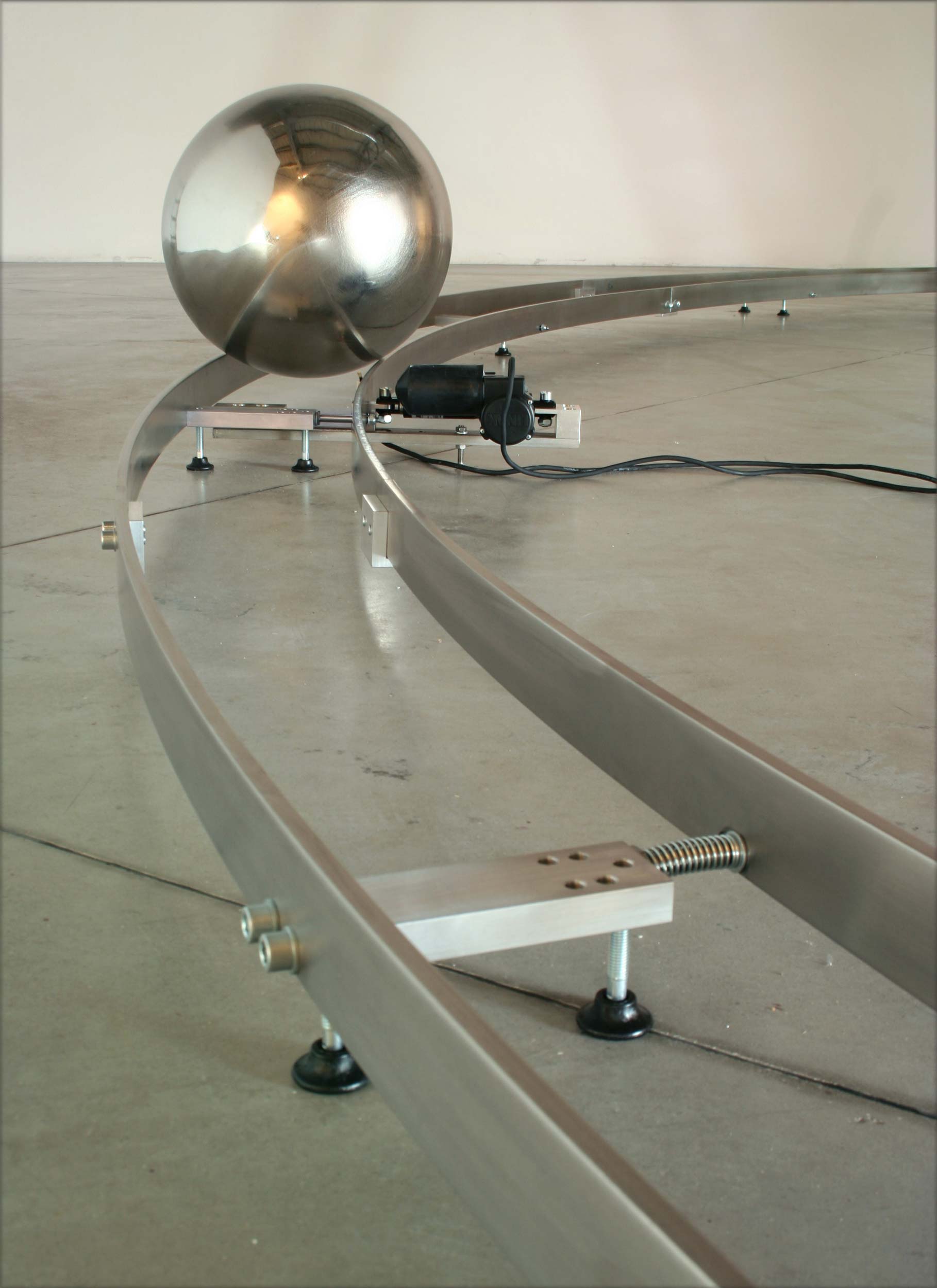 Orbita: close-up of rail with steel ball