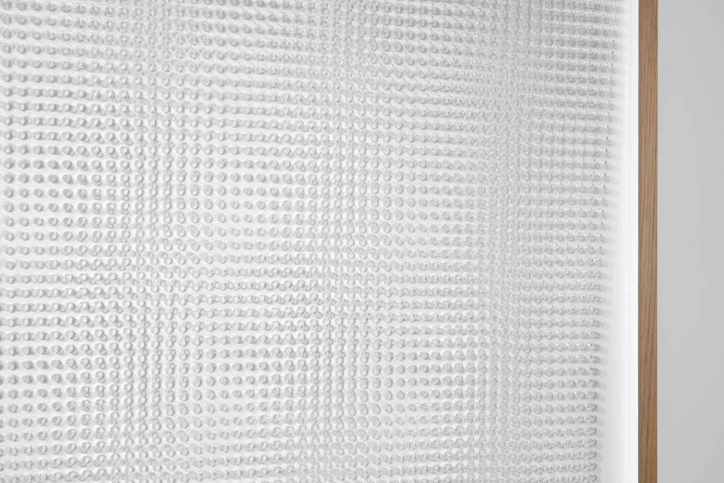 3 °/4 °; close-up of the perforated plexiglas surface