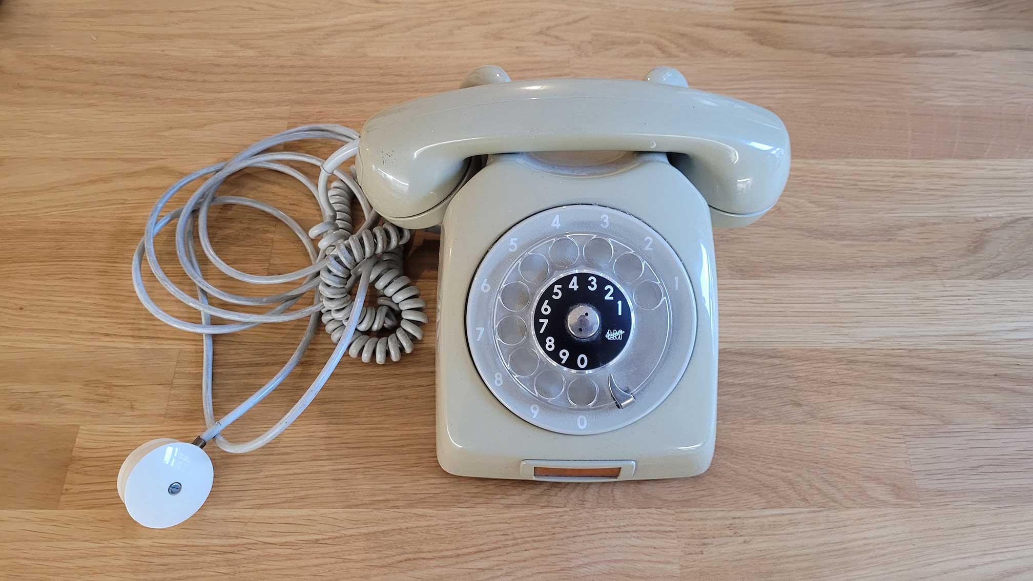 Metka Telephone